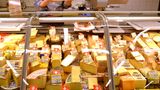 tauchen die Märkte die Käsetheke - so verführt das Angebot viel eher zum Kauf.