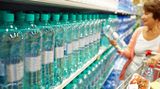 Wassersteuer: bizarre Logik Steuergesetze folgen einer eigenen Logik, die sich nicht jedem erschließt. Eine Kuriosität ist zum Beispiel, dass Mineralwasser anders besteuert wird als Milch, Kaffee oder Tee. Warum? Weil es nicht zu den Grundnahrungsmitteln zählt. In Deutschland unterliegen Grundnahrungsmittel dem ermäßigten Steuersatz, das heißt, für Brot, Obst, Gemüse oder Schokolade werden nur sieben Prozent Umsatzsteuer fällig. Alle anderen Güter, auch Getränke wie Mineralwasser und Säfte, sind mit dem vollen Steuersatz belegt, der bei 19 Prozent liegt. Die Erklärung der Gesetzgeber: Mit Leitungswasser und Milch, die dem ermäßigten Steuersatz unterliegen, sei der Grundbedarf an Flüssigkeit gedeckt. Wie gesagt, das muss man nicht verstehen.