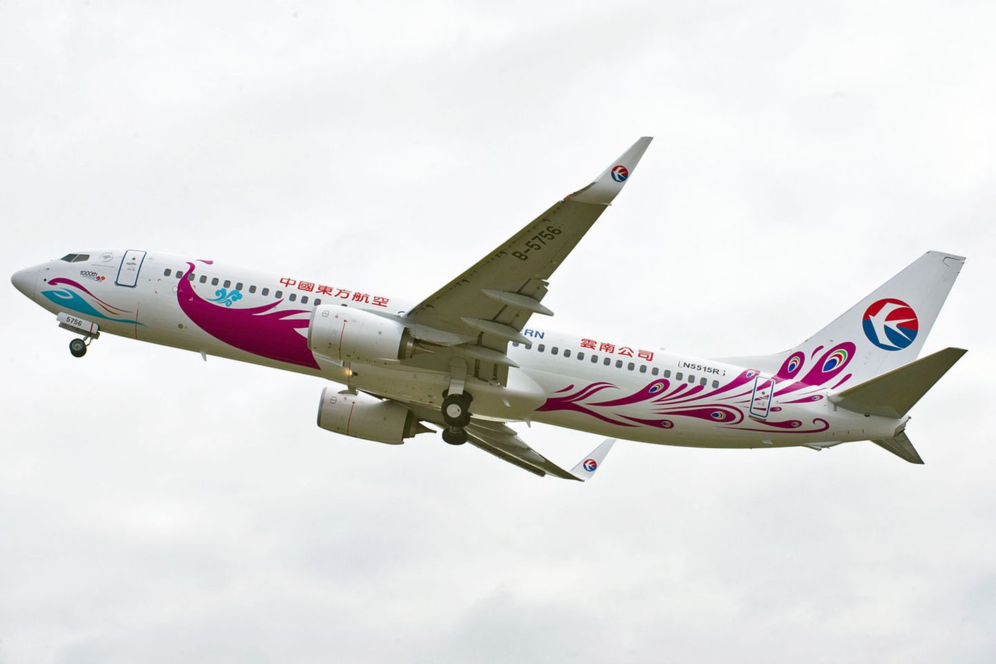 Einen besonderen Anstrich hat diese Boeing 737-800 für die Fluggesellschaft Southern China erhalten: Es handelt sich nämlich um die 1000. Boeing vom Typ 737, die der Flugzeugbauer aus Seattle an eine Airline in der Volksrepublik China ausgeliefert hat.