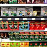 Einen echten Klassiker zum Schluss: Der Regal-Effekt. Auf Augenhöhe finden Kunden die teuren Markenprodukte, ganz unten liegt die sogenannte Bückware. Wir kaufen, was wir sehen - und die günstigen Produkte weiter unten, werden gerne übersehen.