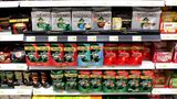 Einen echten Klassiker zum Schluss: Der Regal-Effekt. Auf Augenhöhe finden Kunden die teuren Markenprodukte, ganz unten liegt die sogenannte Bückware. Wir kaufen, was wir sehen - und die günstigen Produkte weiter unten, werden gerne übersehen.