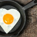 Spiegelei Ein weiterer Klassiker: kurz gebraten mit festem Eiweiß und meist noch flüssigem Eigelb. Zwei bis drei Minuten bei milder Hitze in einer gebutterten Pfanne - und schon ist es fertig.