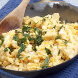 Rührei Auch ein klassisches Frühstücksgericht: das Rührei. Verquirlen Sie Eier mit Salz und Pfeffer und geben Sie die Masse in eine gebutterte Pfanne. Wichtig: Nicht übermäßig rühren, sondern besser schaben. Wenn das Ei gestockt, aber noch feucht und glänzend ist, kann es serviert werden.