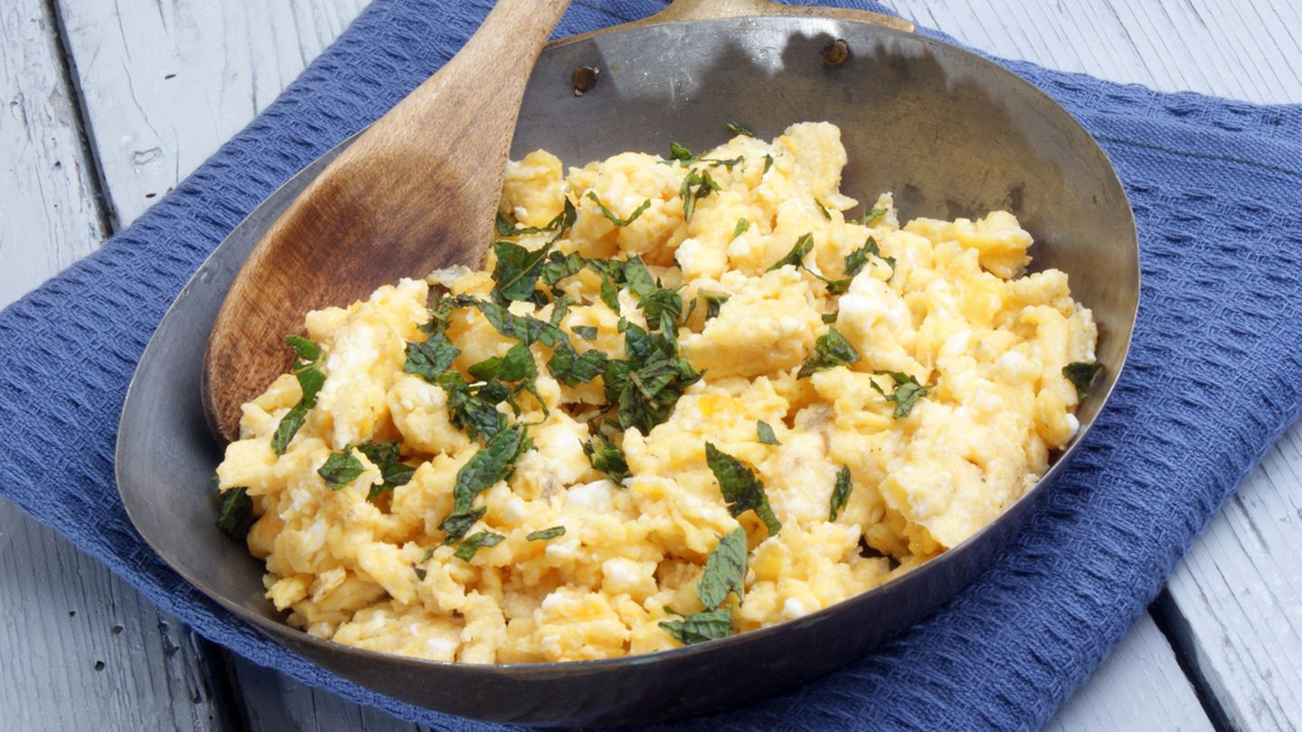 Rührei Auch ein klassisches Frühstücksgericht: das Rührei. Verquirlen Sie Eier mit Salz und Pfeffer und geben Sie die Masse in eine gebutterte Pfanne. Wichtig: Nicht übermäßig rühren, sondern besser schaben. Wenn das Ei gestockt, aber noch feucht und glänzend ist, kann es serviert werden.