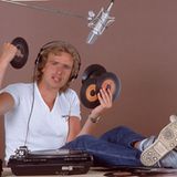 Kann man sich diesen lässigen jungen Mann als Lehrer im Klassenzimmer vorstellen? Thomas Johannes Gottschalk wurde am 18. Mai 1950 in Bamberg geboren und jobbte schon neben der Schule als DJ in einem Kulmbacher Tanzlokal. Dann begann er, Germanistik und Geschichte auf Lehramt zu studieren, arbeitete aber nebenbei schon für den Jugendfunk des Bayerischen Rundfunks.