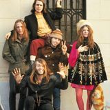 Mit ihrem Auftritt beim Monterey Pop Festival wurde die Sängerin Janis Joplin über Nacht ein Star. Dabei war sie zu dem Zeitpunkt nur eines von fünf Mitgliedern der Band Big Brother and the Holding Company aus San Francisco. 1967 fotografierte Linda McCartney den wilden Hippie-Haufen in seiner Heimatstadt.