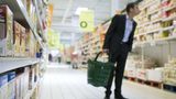 Die Laufrichtung in Supermärkten dreht sich meistens links herum. Warum? Die meisten Menschen sind Rechtshänder und rollen den Einkaufwagen lieber links um die Kurven.