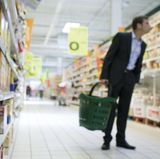 Die Laufrichtung in Supermärkten dreht sich meistens links herum. Warum? Die meisten Menschen sind Rechtshänder und rollen den Einkaufwagen lieber links um die Kurven.