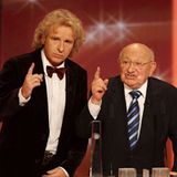 Gottschalk hielt die Laudatio, Literaturkritiker Marcel Reich-Ranicki sollte 2008 beim Deutschen Fernsehpreis den Ehrenpreis für sein Lebenswerk verliehen bekommen. Doch der lehnte ab, ließ eine Schimpftirade auf das deutsche Fernsehen los. Ein Eklat, der wochenlang für Diskussionen über die Qualität der hiesigen TV-Produktionen sorgte, und in der sich Gottschalk als Mittler und Moderator betätigte.
