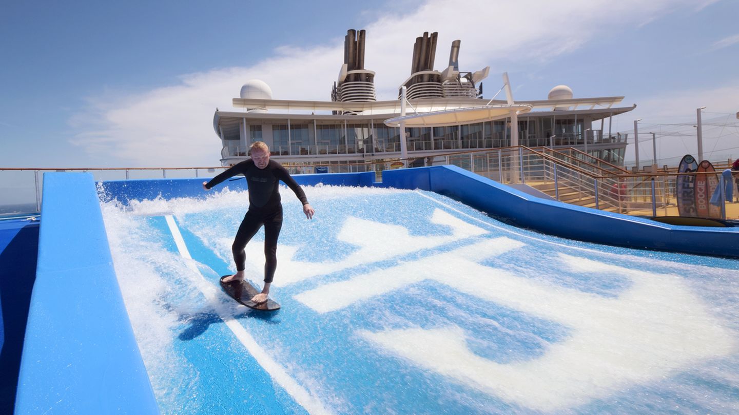 Wie wäre es mit einer Runde Surfen? Auf Deck 15 stehen zwei Flowrider-Simulatoren. Laute Musik donnert aus Lautsprechern, es riecht nach Chlor. Die Gruppensession kostet 69 US-Dollar pro Person, ein Stunde Einzelunterricht 552 US-Dollar.