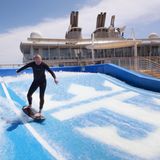 Wie wäre es mit einer Runde Surfen? Auf Deck 15 stehen zwei Flowrider-Simulatoren. Laute Musik donnert aus Lautsprechern, es riecht nach Chlor. Die Gruppensession kostet 69 US-Dollar pro Person, ein Stunde Einzelunterricht 552 US-Dollar.