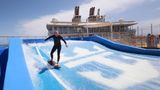 Wie wäre es mit einer Runde Surfen? Auf Deck 15 stehen zwei Flowrider-Simulatoren. Laute Musik donnert aus Lautsprechern, es riecht nach Chlor. Die Gruppensession kostet 69 US-Dollar pro Person, ein Stunde Einzelunterricht 552 US-Dollar.