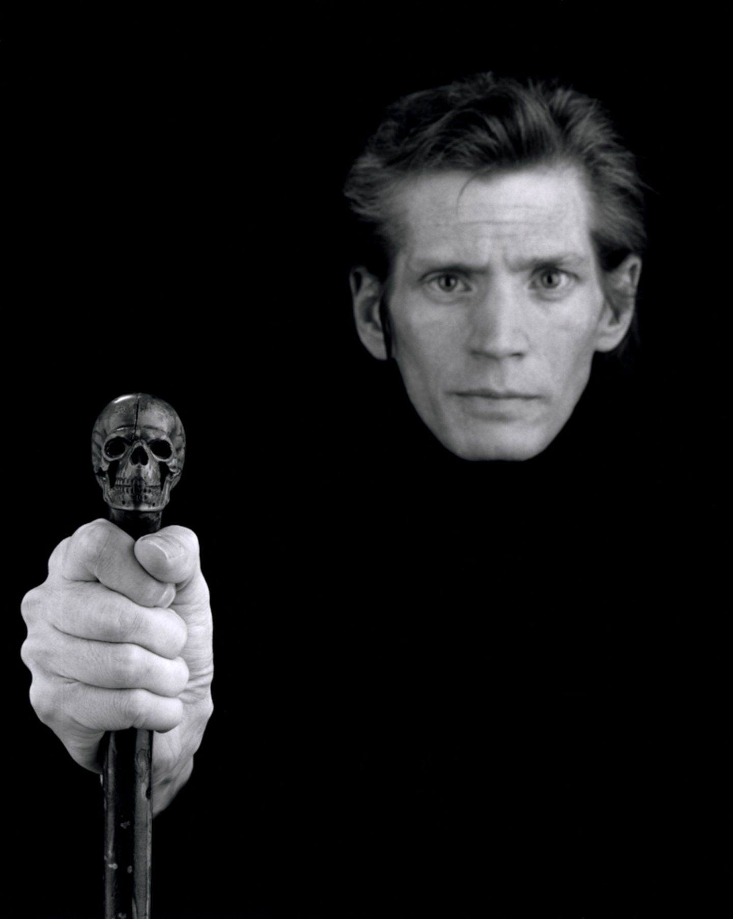 Robert-Mapplethorpe-Ausstellung: Dieses Selbstporträt entstand acht Jahre später. Mapplethorpe ist sichtbar gealtert, von seiner AIDS-Erkrankung sichtlich gezeichnet. Auf den nahenden Tod wies er mit dem von einem Totenkopf verzierten Gehstock ironisch hin. Ein Jahr später, am 9. März 1989, starb der Fotograf. Dieses Selbstporträt entstand acht Jahre später. Mapplethorpe ist sichtbar gealtert, von seiner AIDS-Erkrankung sichtlich gezeichnet. Auf den nahenden Tod wies er mit dem von einem Totenkopf verzierten Gehstock ironisch hin. Ein Jahr später, am 9. März 1989, starb der Fotograf.