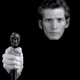 Dieses Selbstporträt entstand acht Jahre später. Mapplethorpe ist sichtbar gealtert, von seiner AIDS-Erkrankung sichtlich gezeichnet. Auf den nahenden Tod wies er mit dem von einem Totenkopf verzierten Gehstock ironisch hin. Ein Jahr später, am 9. März 1989, starb der Fotograf.