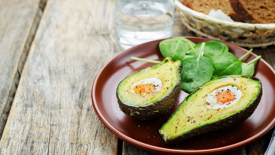 Avocado Baked Egg This not only looks pretty, but it's also delicious at the same time.  To do this, you need to pit the avocado and remove some of the pulp.  Then just crack the egg and bake in the oven at 200 degrees for 15 minutes.  Don't forget to season!