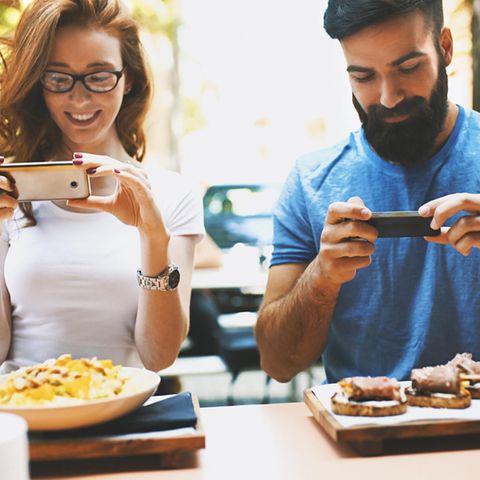 Es ist ein globales Phänomen: Menschen fotografieren ihr Essen. Ob sich dahinter der archaischer Trieb versteckt, ist unbekannt. Aber generell verboten ist das Fotografieren nicht - solange keine Personen (Persönlichkeitsrechte) auf den Bildern zu sehen sind. Einige Wirte verbieten allerdings Fotos von ihren Gerichten. Augen auf im Restaurant, ob ein Hinweisschild Fotos untersagt.