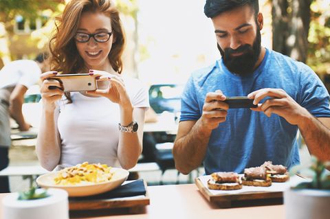 Es ist ein globales Phänomen: Menschen fotografieren ihr Essen. Ob sich dahinter der archaischer Trieb versteckt, ist unbekannt. Aber generell verboten ist das Fotografieren nicht - solange keine Personen (Persönlichkeitsrechte) auf den Bildern zu sehen sind. Einige Wirte verbieten allerdings Fotos von ihren Gerichten. Augen auf im Restaurant, ob ein Hinweisschild Fotos untersagt.