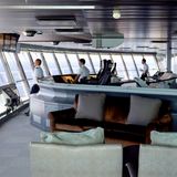 Stets sucht ein Steuermann das Wasser bis zum Horizont ab. Wir steuern mit nur 15 Knoten genau nach Osten und fahren durch die Meerenge zwischen den Inseln Korsika und Sardinien auf die italienische Küste zu. "Wir verbrauchen 2,2 Tonnen Schweröl pro Stunde", sagt Gemnadiy Kryvonosov, der erste Offizier aus der Ukraine.