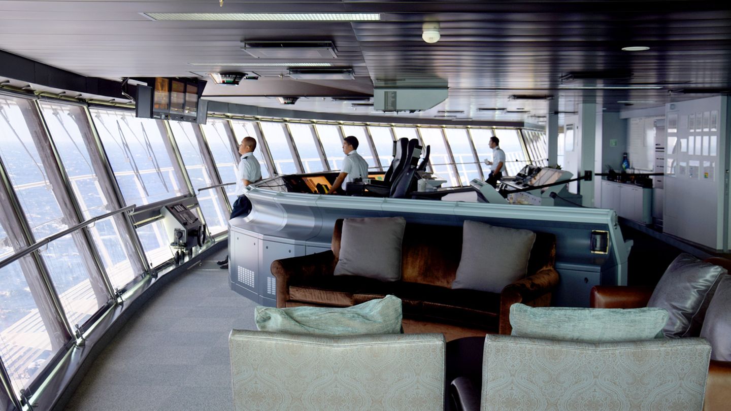 An Bord der "Allure of the Seas": Stets sucht ein Steuermann das Wasser bis zum Horizont ab. Wir steuern mit nur 15 Knoten genau nach Osten und fahren durch die Meerenge zwischen den Inseln Korsika und Sardinien auf die italienische Küste zu. "Wir verbrauchen 2,2 Tonnen Schweröl pro Stunde", sagt Gemnadiy Kryvonosov, der erste Offizier aus der Ukraine. Stets sucht ein Steuermann das Wasser bis zum Horizont ab. Wir steuern mit nur 15 Knoten genau nach Osten und fahren durch die Meerenge zwischen den Inseln Korsika und Sardinien auf die italienische Küste zu. "Wir verbrauchen 2,2 Tonnen Schweröl pro Stunde", sagt Gemnadiy Kryvonosov, der erste Offizier aus der Ukraine.