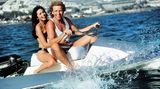 Gottschalk ist nicht zu stoppen: In "Zärtliche Chaoten" (1987) raste er mit Jetski und Filmpartnerin Deborah Shelton übers Wasser. Weit mehr als ein Dutzend Filme drehte Quasselstrippe Thommy neben seiner Moderationstätigkeit. Außerdem lieh er Hollywoodstars wie Bruce Willis und Bill Murray seine Stimme als Synchronsprecher.