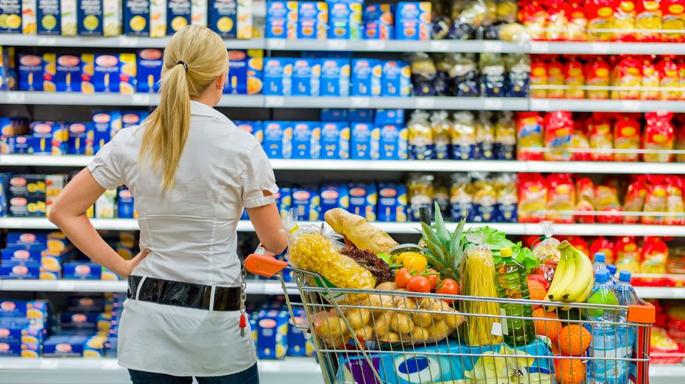 Gehen Sie auf den Markt oder in den Supermarkt und halten Sie Ausschau nach saisonalen Produkten. Diese sind meist günstiger als Obst und Gemüse aus anderen Ländern.