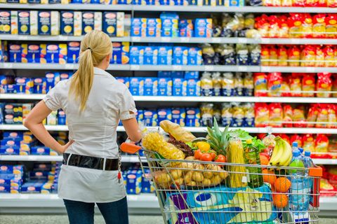 Gehen Sie auf den Markt oder in den Supermarkt und halten Sie Ausschau nach saisonalen Produkten. Diese sind meist günstiger als Obst und Gemüse aus anderen Ländern.