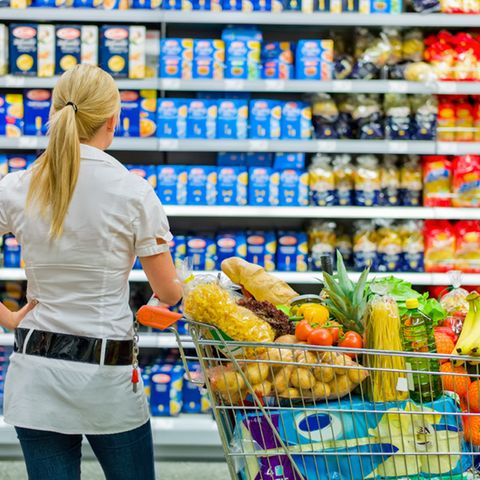 Gehen Sie auf den Markt oder in den Supermarkt und halten Sie Ausschau nach saisonalen Produkten. Diese sind meist günstiger als Obst und Gemüse aus anderen Ländern.