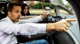 Gespräche mit dem Beifahrer sind okay, aber Streit nicht. Kommt es zu einem Handgemenge an Bord und dadurch zu einem Unfall, muss die Vollkaskoversicherung nicht zahlen.
