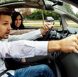 Gespräche mit dem Beifahrer sind okay, aber Streit nicht. Kommt es zu einem Handgemenge an Bord und dadurch zu einem Unfall, muss die Vollkaskoversicherung nicht zahlen.