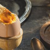 Klassisches Frühstücksei Es geht einfach nichts über das klassisches Frühstücksei. Aber das perfekte Ei ist Geschmackssache: Fünf Minuten, dann ist das Eiweiß fest und das Eigelb flüssig. Neun Minuten und Sie haben ein hartgekochtes Ei.