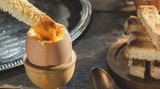 Klassisches Frühstücksei Es geht einfach nichts über das klassisches Frühstücksei. Aber das perfekte Ei ist Geschmackssache: Fünf Minuten, dann ist das Eiweiß fest und das Eigelb flüssig. Neun Minuten und Sie haben ein hartgekochtes Ei.