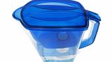 Wasserfilter: überflüssige Weichspüler Passionierte Tee- und Kaffeetrinker schwören auf diese Geräte: Wasserfilter, so meinen sie, entkalken das Leitungswasser, denn erst bei weichem Wasser könne sich das Tee- und Kaffeearoma entfalten. Das stimmt soweit auch, nur: Halten diese Geräte, was sie versprechen? Stiftung Warentest untersuchte kürzlich verschiedene Modelle und kam zu ernüchternden Ergebnissen. Wirklich gut filtert keiner. Die drei besten erreichten nur ein "Befriedigend", und die Kartuschen, die eigentlich vier Wochen einsetzbar sein sollten, filtern nach spätestens zwei Wochen nur noch "mangelhaft". Ein weiteres Problem: Wasserfilter verkeimen schnell und sollten stets im Kühlschrank stehen. Immerhin könnten die meisten Geräte Schwermetallgehalte im Leitungswasser senken. Das ist hilfreich, wenn im Haus noch Bleileitungen sind, was in Deutschland kaum noch ein Problem sei. Fazit: Wasserfilter sind unnötig. Das sagen auch Verbraucherzentralen. Wer sein Leitungswasser weicher mag, sollte es mehrfach abkochen, dadurch setze sich Kalb ab, raten die Tester. Und ein Spritzer Zitrone verhindere den unschönen Teefilm.
