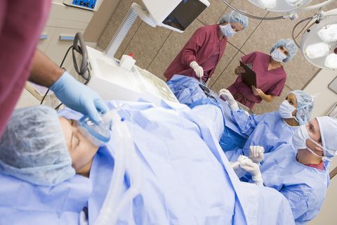 Während Frauen im europäischen Ausland mithilfe einer fremden Eizelle schwanger werden können, ist die Eizellspende in Deutschland verboten. Der Reproduktionsmediziner Ulrich Hilland hält das für rückständig.