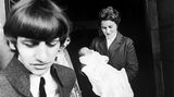 Im gleichen Jahr kam sein ältester Sohn Zak Starkey auf die Welt. Hier verlässt der frisch gebackene Vater das Queen Charlotte's Maternity Hospital in Hammersmith, hinter ihm steht seine Ehefrau, eine Krankenschwester hält das Baby. Zak wurde selbst Musiker und spielte unter anderem bei Oasis Schlagzeug (2004 bis 2008) und bis vor Kurzem bei The Who