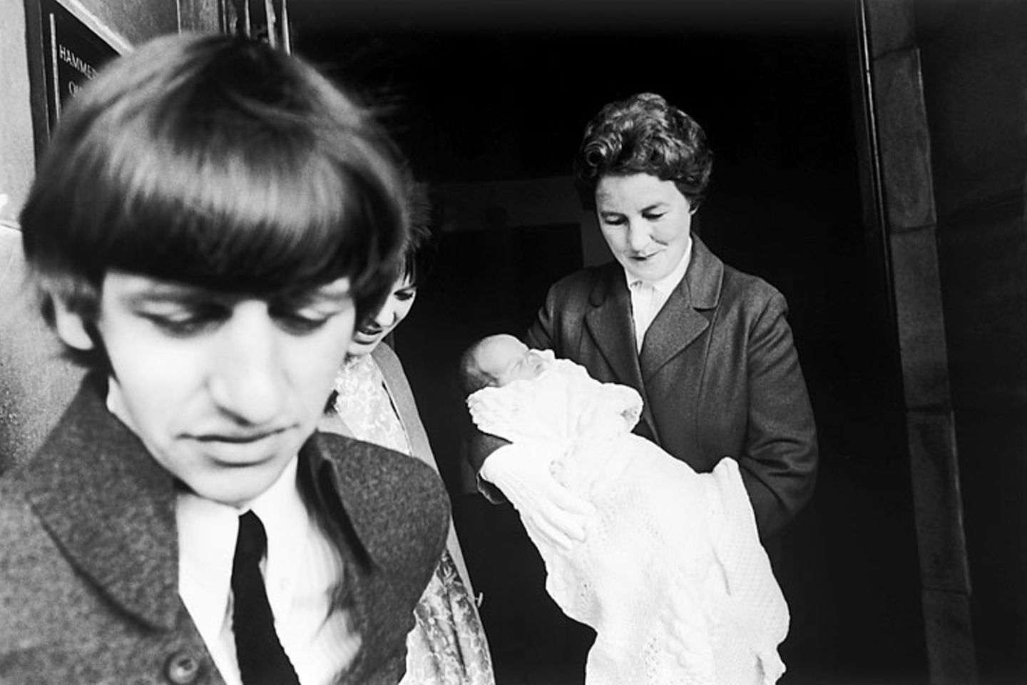 Geburtstag: Im gleichen Jahr kam sein ältester Sohn Zak Starkey auf die Welt. Hier verlässt der frisch gebackene Vater das Queen Charlotte's Maternity Hospital in Hammersmith, hinter ihm steht seine Ehefrau, eine Krankenschwester hält das Baby. Zak wurde selbst Musiker und spielte unter anderem bei Oasis Schlagzeug (2004 bis 2008) und bis vor Kurzem bei The Who Im gleichen Jahr kam sein ältester Sohn Zak Starkey auf die Welt. Hier verlässt der frisch gebackene Vater das Queen Charlotte's Maternity Hospital in Hammersmith, hinter ihm steht seine Ehefrau, eine Krankenschwester hält das Baby. Zak wurde selbst Musiker und spielte unter anderem bei Oasis Schlagzeug (2004 bis 2008) und bis vor Kurzem bei The Who
