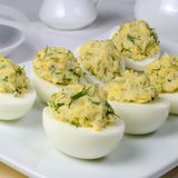 Gefüllte Eier Aaaah, sie sind einfach unwiderstehlich: gefüllte Eier. Vor allem im osteuropäischen Raum sehr beliebt. Dazu müssen Sie hartgekochte Eier pellen, halbieren, das Eigelb rausnehmen und mit kleingeschnittenem luftgetrockneten Schinken, frischem Dill und Majonnaise verquirlen - und hopp wieder zurück in die Eiweißhälfte. Lecker!