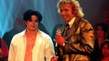 Mit Hollywood-Sternchen und Showgrößen kann Gottschalk umgehen und hat entsprechende Kontakte, so dass auch ein Weltstar wie Michael Jackson 1995 in der ZDF-Show "Wetten, dass...?" auftrat.