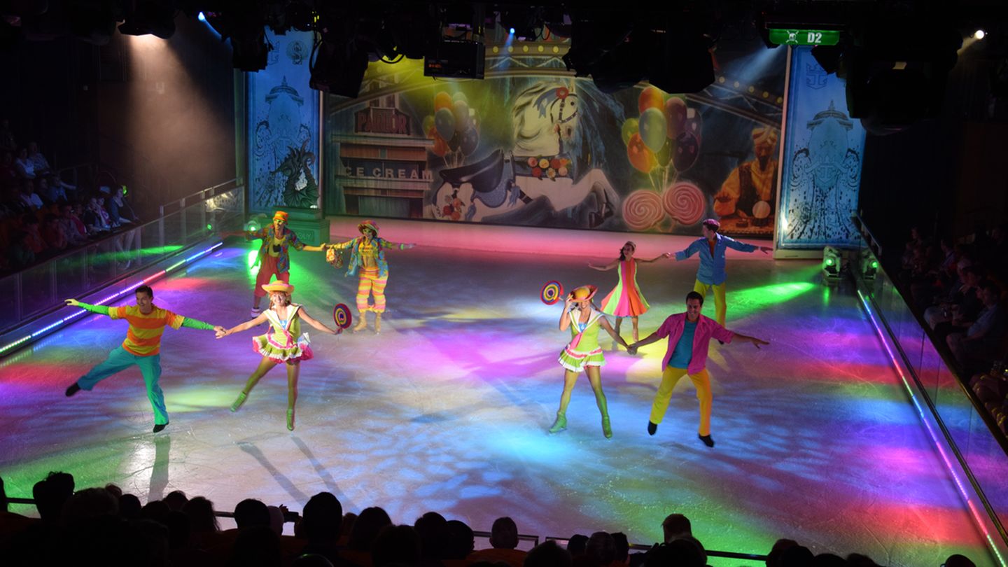 Im Preis inbegriffen sind die zahlreichen Shows. Kreuzfahrtdirektor Jerome spricht von "amazing events", sei es im großen Amber Theater, im Aqua Theater oder auf der künstlichen Eisbahn.
