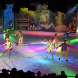 Im Preis inbegriffen sind die zahlreichen Shows. Kreuzfahrtdirektor Jerome spricht von "amazing events", sei es im großen Amber Theater, im Aqua Theater oder auf der künstlichen Eisbahn.