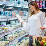 Milch zählt zu den Produkten, die wir ständig einkaufen - und deshalb verstecken Supermärkte Molkereiprodukte gerne in der hintersten Ecke. Denn so muss der Kunde einmal quer durch den Laden und kauft vielleicht noch andere Dinge ein.