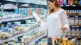 Milch zählt zu den Produkten, die wir ständig einkaufen - und deshalb verstecken Supermärkte Molkereiprodukte gerne in der hintersten Ecke. Denn so muss der Kunde einmal quer durch den Laden und kauft vielleicht noch andere Dinge ein.