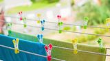Wer seine Wäsche im Sommer lieber auf dem Balkon trocknen will, muss sie nicht in den muffigen Wäschekeller tragen. Denn der Vermieter muss es hinnehmen, dass Mieter ihre nassen Socken und feuchten Handtücher über der Leine auf dem Balkon aufhängen.