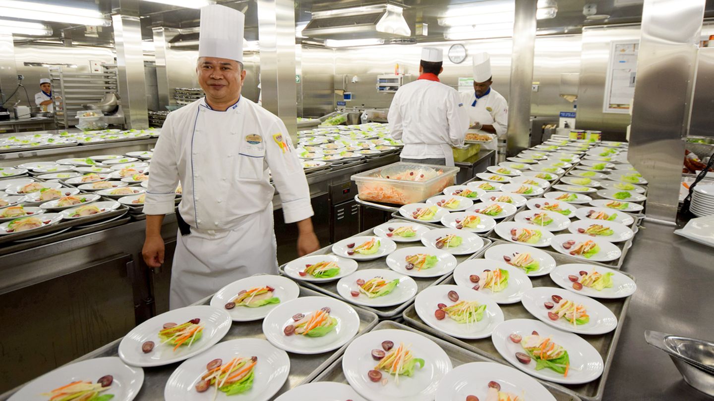 An Bord der "Allure of the Seas": Im Bauch der "Allure" aus rostfreien Stahl: Kein anderes Kreuzfahrtschiff bereitet täglich 30.000 Mahlzeiten zu. Sous Chef Arnold Danganan aus Indonesien gehört zu den 350 Köchen, die neben den Passagieren auch die 2100 Crew-Mitglieder versorgen, die aus 70 Nationen stammen. Im Bauch der "Allure" aus rostfreien Stahl: Kein anderes Kreuzfahrtschiff bereitet täglich 30.000 Mahlzeiten zu. Sous Chef Arnold Danganan aus Indonesien gehört zu den 350 Köchen, die neben den Passagieren auch die 2100 Crew-Mitglieder versorgen, die aus 70 Nationen stammen.