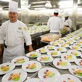 Im Bauch der "Allure" aus rostfreien Stahl: Kein anderes Kreuzfahrtschiff bereitet täglich 30.000 Mahlzeiten zu. Sous Chef Arnold Danganan aus Indonesien gehört zu den 350 Köchen, die neben den Passagieren auch die 2100 Crew-Mitglieder versorgen, die aus 70 Nationen stammen.