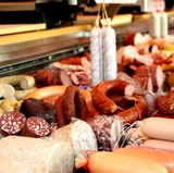 Die richtige Beleuchtung holt einiges aus den Produkten heraus. Die Fleischtheke bekommt leicht rötliches Licht, so wirkt die Ware in der Auslage besonders frisch. Leicht bläuliches Licht hingegen ...