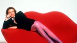 Ein bisschen "Charlys Tante", ein bisschen "Rocky Horror Picture Show" und unglaublich lasziv: 1996 spielte Gottschalk im Kino "Eine Frau namens Harry". Die rosa Strumpfhose kann man durchgehen lassen, aber warum muss er dafür zwei verschiedenfarbige Schuhe tragen?