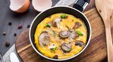 Omelett Eier leicht aufschlagen, die Masse in eine gefettete Pfanne geben und warten bis die Oberfläche glänzend und saftig ist. Wer mag gibt Pilze oder anderes Gemüse dazu. Für gefülltes Omelett geben Sie die Füllung darauf und klappen das Ei einmal um.