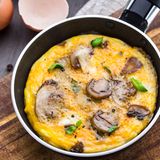 Omelett Eier leicht aufschlagen, die Masse in eine gefettete Pfanne geben und warten bis die Oberfläche glänzend und saftig ist. Wer mag gibt Pilze oder anderes Gemüse dazu. Für gefülltes Omelett geben Sie die Füllung darauf und klappen das Ei einmal um.