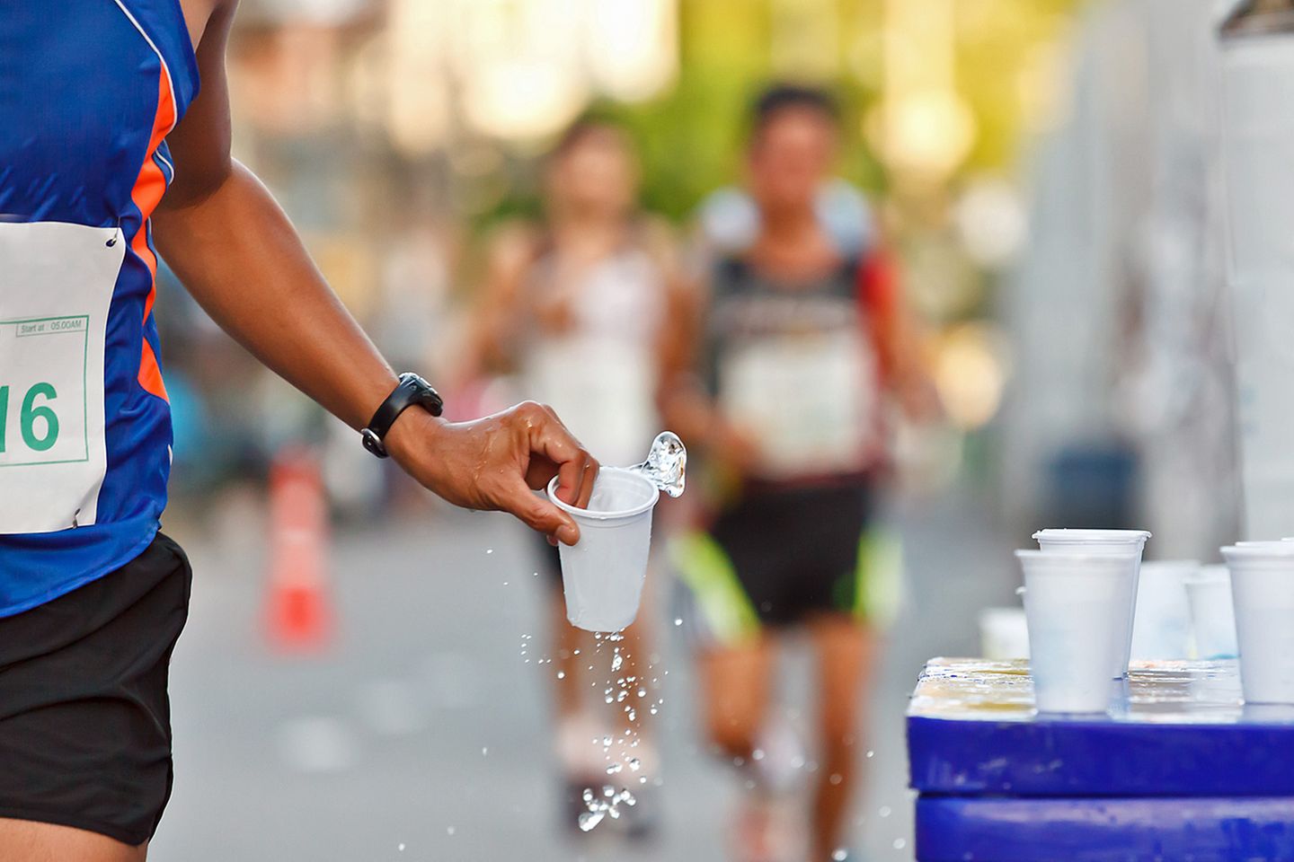 Wasserwissen für Besserwisser: Wasservergiftung: tödliches Trinken Experten empfehlen, viel zu trinken, und das ist richtig. Zu viel darf es aber auch nicht sein, sonst droht eine Wasservergiftung. Das geschieht zwar extrem selten und ist mit üblichen Mengen kaum zu erreichen. Dennoch sind schon Menschen daran gestorben, etwa bei unsinnigen Mutproben oder Wett-Trink-Aktionen. Auch unerfahrene Ausdauersportler oder Marathonläufer trinken oft über den Durst hinaus, was gefährlich werden kann: Wenn fünf oder mehr Liter innerhalb von zwei, drei Stunden in den Körper gelangen, überfordert das den Organismus. Das viele Wasser entzieht den Zellen wichtige Salze, der Elektrolyte-Haushalt gerät aus dem Gleichgewicht, und das kann zu Herzrhythmusstörungen, Nierenversagen und Atemnot führt. Auch das Gehirn schwillt an, was Schwindel und Krämpfe auslösen und im schlimmsten Fall zu Koma und Tod führen kann. Daher gilt: Regelmäßig über den Tag verteilt trinken. Wasservergiftung: tödliches Trinken Experten empfehlen, viel zu trinken, und das ist richtig. Zu viel darf es aber auch nicht sein, sonst droht eine Wasservergiftung. Das geschieht zwar extrem selten und ist mit üblichen Mengen kaum zu erreichen. Dennoch sind schon Menschen daran gestorben, etwa bei unsinnigen Mutproben oder Wett-Trink-Aktionen. Auch unerfahrene Ausdauersportler oder Marathonläufer trinken oft über den Durst hinaus, was gefährlich werden kann: Wenn fünf oder mehr Liter innerhalb von zwei, drei Stunden in den Körper gelangen, überfordert das den Organismus. Das viele Wasser entzieht den Zellen wichtige Salze, der Elektrolyte-Haushalt gerät aus dem Gleichgewicht, und das kann zu Herzrhythmusstörungen, Nierenversagen und Atemnot führt. Auch das Gehirn schwillt an, was Schwindel und Krämpfe auslösen und im schlimmsten Fall zu Koma und Tod führen kann. Daher gilt: Regelmäßig über den Tag verteilt trinken.
