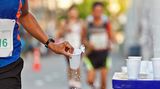Wasservergiftung: tödliches Trinken Experten empfehlen, viel zu trinken, und das ist richtig. Zu viel darf es aber auch nicht sein, sonst droht eine Wasservergiftung. Das geschieht zwar extrem selten und ist mit üblichen Mengen kaum zu erreichen. Dennoch sind schon Menschen daran gestorben, etwa bei unsinnigen Mutproben oder Wett-Trink-Aktionen. Auch unerfahrene Ausdauersportler oder Marathonläufer trinken oft über den Durst hinaus, was gefährlich werden kann: Wenn fünf oder mehr Liter innerhalb von zwei, drei Stunden in den Körper gelangen, überfordert das den Organismus. Das viele Wasser entzieht den Zellen wichtige Salze, der Elektrolyte-Haushalt gerät aus dem Gleichgewicht, und das kann zu Herzrhythmusstörungen, Nierenversagen und Atemnot führt. Auch das Gehirn schwillt an, was Schwindel und Krämpfe auslösen und im schlimmsten Fall zu Koma und Tod führen kann. Daher gilt: Regelmäßig über den Tag verteilt trinken.